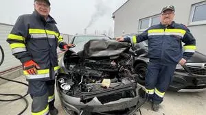 Franz Handler und Harald Hönigschnabl von der Feuerwehr Pinggau mit einem der neun Unfallautos des Serienunfalls von Dienstagabend