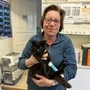 Grois mit einer „Patientin“: Dieser Stubentiger wurde allerdings nicht vergiftet, sondern sucht nach einem Autounfall nach seiner (neuen) Familie