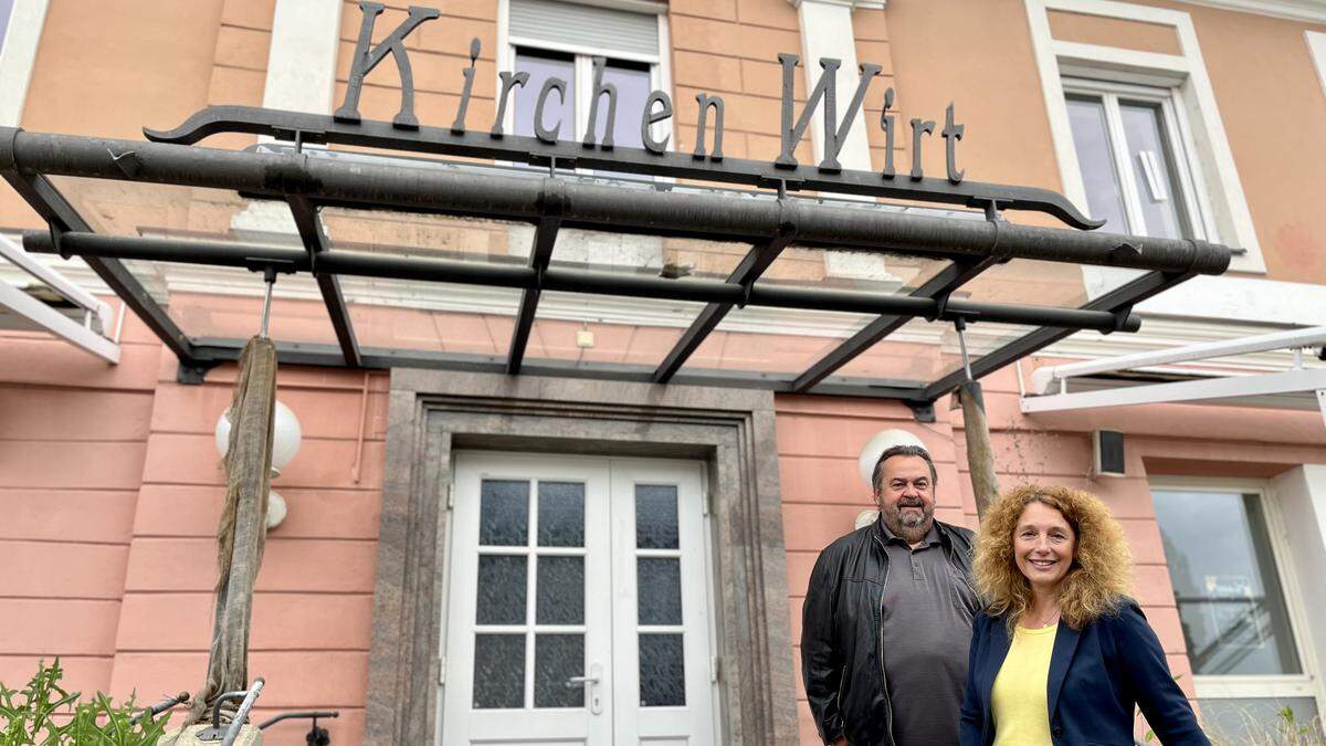 Helmut Puntigam und Michaela Almer-Reisenhofer vor dem Kirchenwirt in Stubenberg: Hier sucht man noch nach einem Pächter