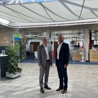 Die Vorstandsdirektoren Johannes Kielnhofer und Jürgen Flicker im Foyer der Sparkasse Pöllau