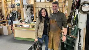 Büchsenmachermeister Rinnhofer Hartberg, Maria und Johannes Rinnhofer mit Hund Nord