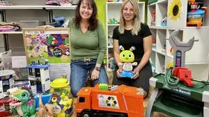 Schenken Kleidung oder Spielsachen im Green Shop in Kaindorf ein zweites Leben: Margit Krobath mit Nadine König