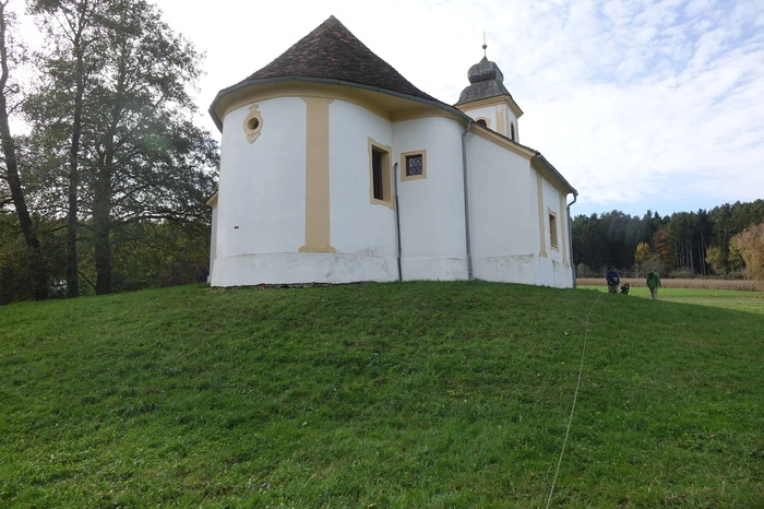 Spannend ist, warum die Kirche St. Ilgen auf diesem künstlich aufgeschütteten Hügel liegt