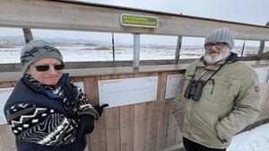 Adolf Heschl aus Pöllau und Peter Sackl aus Großwilfersdorf neben einer Schautafel des Naturquartiers Großwilfersdorf, das von der Asfinag geschaffen wurde, damit man aktiv an dem Vogelparadies teilhaben kann