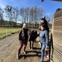 Sabine und Sandra Dell‘mour mit „Frau Doktor Susi“. Der Beziehungsaufbau zwischen Kind und Pferd ist das zentrale Element in der Reittherapie