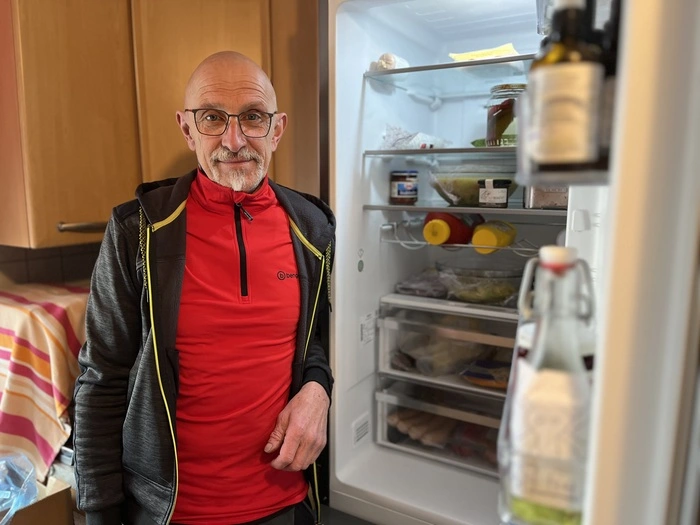„Ich vertrage keine Konservierungsstoffe mehr“: Hans Heiling vor dem Kühlschrank der Familie. Obst und Gemüse kommen aus dem eigenen Garten, Brot und Fleischwaren stammen von regionalen Händlern