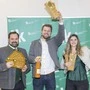 Die strahlenden Vierfach-Landessieger Julia und Michael Kuchlbauer mit Verkostungschef Georg Thünauer (links)