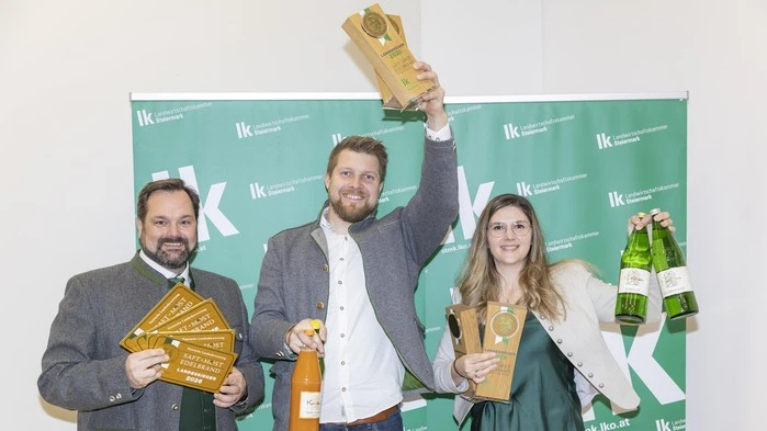 Die strahlenden Vierfach-Landessieger Julia und Michael Kuchlbauer mit Verkostungschef Georg Thünauer (links)