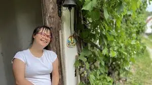 Agnes Zenz (29) besucht die Theaterakademie von LebensGroß; schreibt Gedichte, Geschichten und Theaterstücke; außerdem arbeitet sie im Seniorenhaus Stubenberg, wo sie mit den Bewohnern bastelt, singt und – ihnen vor allem Zeit schenkt