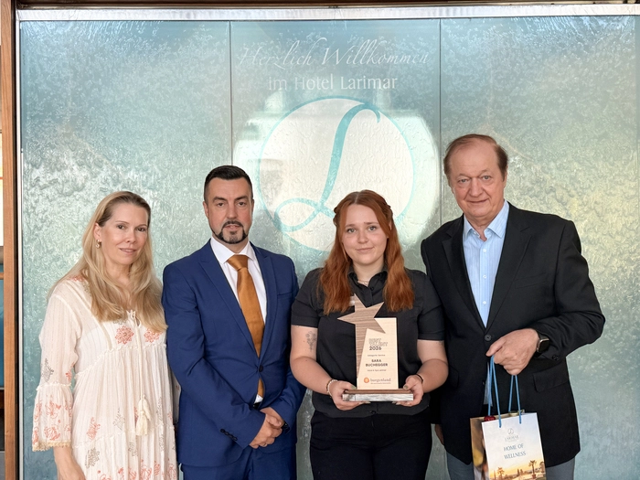Gastgeberin Daniela Haberl, Gastronomieleiter Janos Takacs, Gastronomiefach-Lehrling Sara Buchegger und Gastgeber Johann Haberl © Hotel Larimar