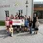 Dominik Tieber, Bezirksgeschäftsführer beim Roten Kreuz Hartberg mit den fleißigen Spendensammlern der Volksschule St. Magdalena am Lemberg