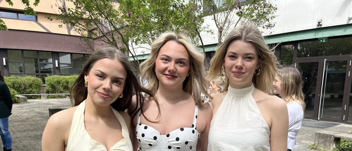 Lydia Lukitsch, Anna Bogad und Sophie Wagner aus der 8c-Klasse des Gymnasiums Hartberg feiern ihre Matura in Barcelona