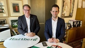 Warten auf die ersten Ergebnisse: Bürgermeister Marcus Martschitsch (ÖVP) mit Lukas Schnitzer, Landtagsabgeordneter und ÖVP-Landtagsklubobmann. Wenig später stand fest, dass man trotz Einbußen, die absolute Mehrheit halten konnte