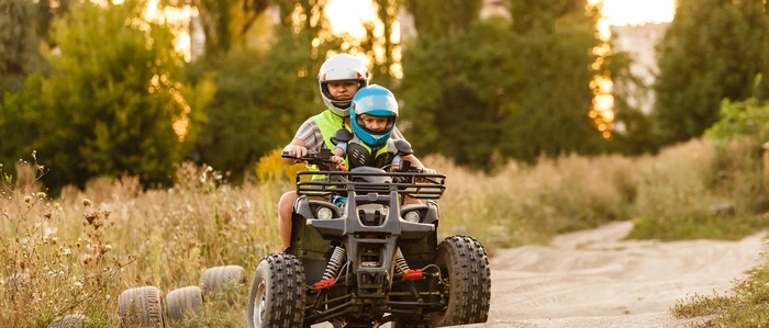 Nicht entsprechend ausgerüstet – wie auf diesem Bild – war der Angeklagte mit dem Sohn seiner Freunde unterwegs. Beide trugen keinen Helm, außerdem hatte der Mann 1,16 Promille bei der Spritztour (Sujetbild)