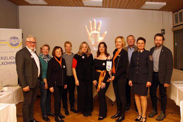 Leiterin des Museums Pfeilburg Gaby Jedliczka, Unionspräsidentin von Soroptimist Österreich Petra Werkovits, Projektleiterin Veronika Sihler, Vizebürgermeister Roland Gogg, Präsidentin Soroptimist Club Fürstenfeld AquVin Rosemarie Scharmer-Rungaldier und Revierinspektorin und Präventionsbeamtin Daniela Samer-Belfin