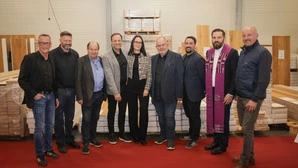 Eröffnung des Parkett Outlet: Karl Heinz Salchinger, Peter Herbitschek, Ilzer Vizebürgermeister August Friedheim, Inhaber Christian und Manuela Schiefer, Klaus Papst, Kevin Kollegger, Pfarrer Ioan Bilic und Ilzer Bürgermeister Wilhelm Stefan (v.l.)