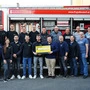Mitglieder der Freiwilligen Feuerwehr Grafendorf und des Vereins Kleesomm bei der Übergabe des symbolischen Spendenschecks im Wert von 1.000 Euro. 