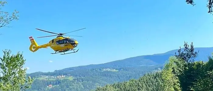 Eine 25-jährige Frau, die gemeinsam mit einem 32-Jährigen auf einem Motorrad auf der Packer Straße unterwegs war, musste nach einem Sturz mit dem Notarzthubschrauber nach Graz geflogen werden.