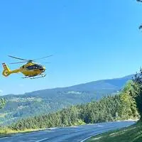 Eine 25-jährige Frau, die gemeinsam mit einem 32-Jährigen auf einem Motorrad auf der Packer Straße unterwegs war, musste nach einem Sturz mit dem Notarzthubschrauber nach Graz geflogen werden.