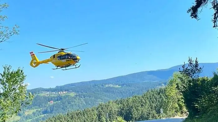 Eine 25-jährige Frau, die gemeinsam mit einem 32-Jährigen auf einem Motorrad auf der Packer Straße unterwegs war, musste nach einem Sturz mit dem Notarzthubschrauber nach Graz geflogen werden.