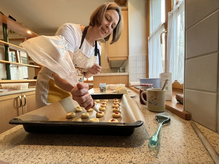 Engelplätzchen hat Koch noch nie zuvor gebacken, trotzdem portioniert sie geübt die Marmelade, die auch selbst gemacht ist