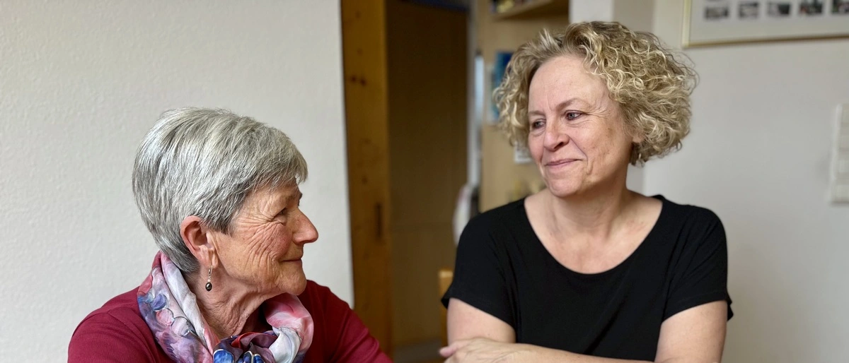 Trauerbegleiterin Christa Pfingstl mit Regina Koglmann. „‘Rezept gibt es keines, wie man damit umgehen soll‘“, meinte Pfingstl beim ersten Treffen mit den Koglmanns