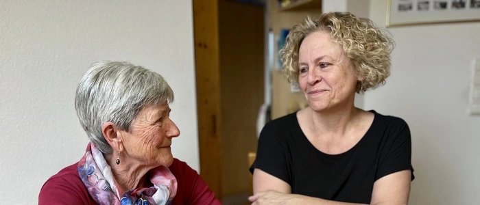 Trauerbegleiterin Christa Pfingstl mit Regina Koglmann. „‘Rezept gibt es keines, wie man damit umgehen soll‘“, meinte Pfingstl beim ersten Treffen mit den Koglmanns
