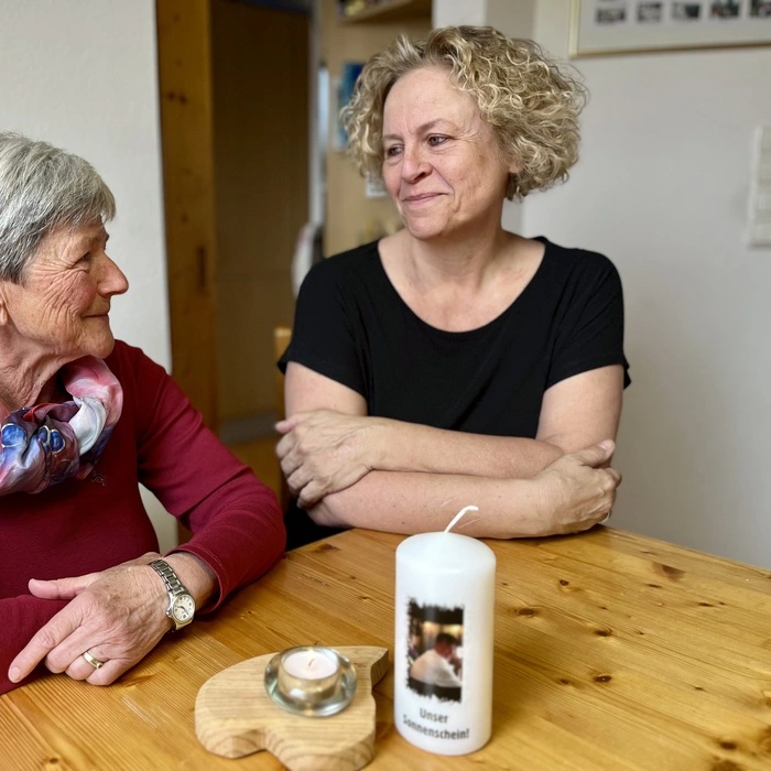 Trauerbegleiterin Christa Pfingstl mit Regina Koglmann. „‘Rezept gibt es keines, wie man damit umgehen soll‘“, meinte Pfingstl beim ersten Treffen mit den Koglmanns