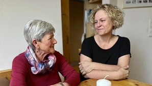 Trauerbegleiterin Christa Pfingstl mit Regina Koglmann. „‘Rezept gibt es keines, wie man damit umgehen soll‘“, meinte Pfingstl beim ersten Treffen mit den Koglmanns