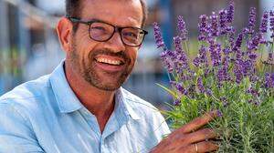 Karl Ploberger erklärt, was der Lavendel braucht, um zu gedeihen