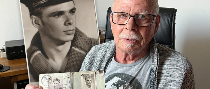 Udo Classen mit seinem Seefahrtbuch. In seiner Zeit als Matrose stieß er in den Kiosken, die in den Schleusen untergebracht waren, zum ersten Mal auf die Perry Rhodan-Comics. Früher hatte er 17.000 Hefte, heute noch circa 5000
