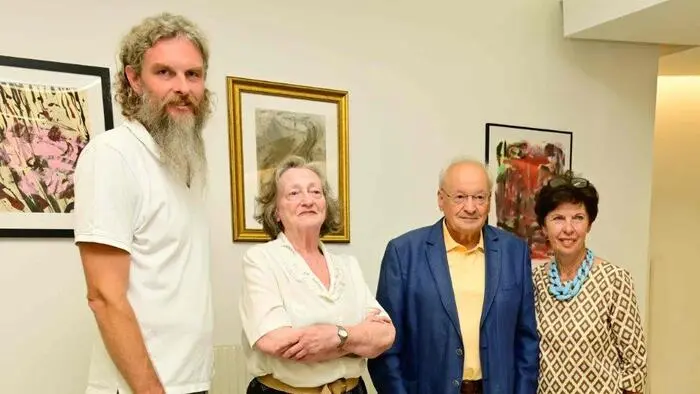 Die Ausstellung von Angelika Grübl (2. v. l.) ist noch bis 14. August im Künstlertreff in der Hartberger Fußgängerzone zu besichtigen