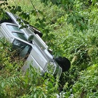 Endstation Bachbett: Ein gut 2,6 Tonnen schwerer Pick-up rollte in Festenburg über eine Böschung