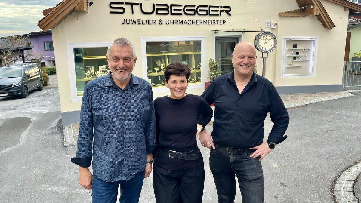 Konnten Einbrechern ein Schnippchen schlagen: Peter Berghofer mit den Cafébetreibern Sieglinde und Wolfgang Wetzelberger