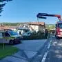 Erst im Garten des Einfamilienhauses kam der Pkw zu stehen. Für die Bergung des Fahrzeuges wurde die Freiwillige Feuerwehr Pöllau mit ihrem Kranwagen nachalarmiert