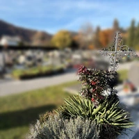 Wie „ausufernd“ und individuell darf ein Grab gestaltet sein? Diese Frage stellt sich eine Leserin, die von der Pfarre Köflach ermahnt wurde. Foto des Grabes vom 3. November 2025