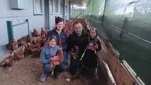 Familie Reiterer vom Loiblhof in St. Lorenzen am Wechsel. Die Hühner müssen momentan wegen der Vogelgrippe im Stall bleiben – Ostereier gibt es trotzdem