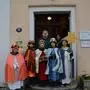 Die vier Sternsinger mit ihrem „Bonuskönig“ bei Pfarrer Mario Brandstätter