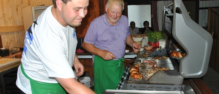 Josef „Sepp“ Blumrich (rechts) steht seit 50 Jahren freitags am Grill
