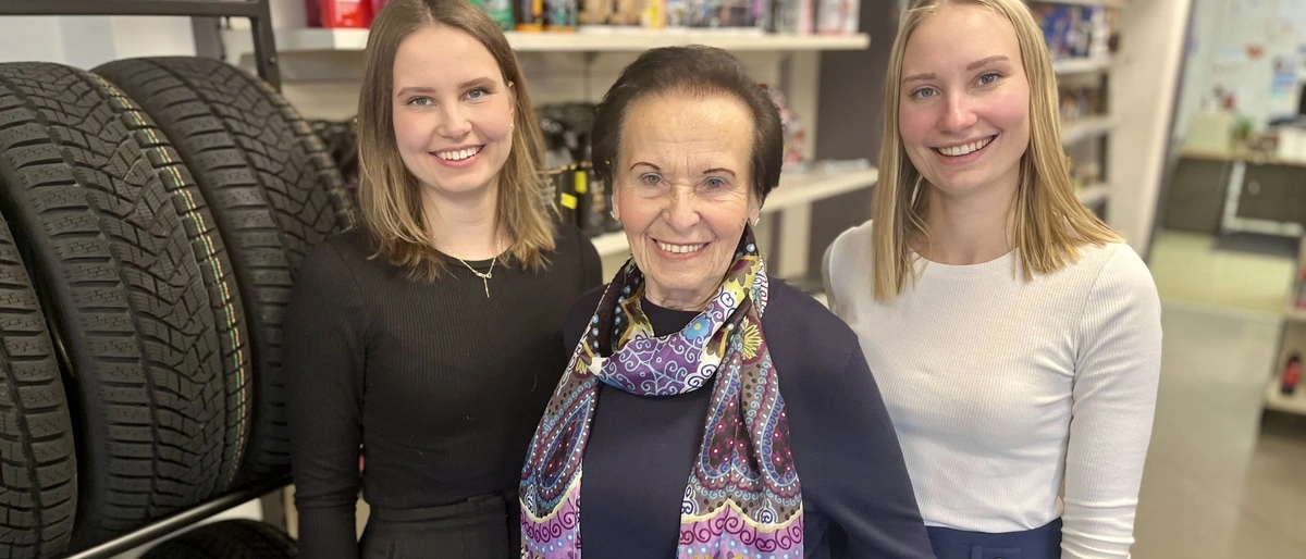 Stefanie und Anna Katharina Huber (21 und 22 Jahre) mit ihrer Oma Maria (85): „Eine Tankstelle muss alles sein. Café, Bäckerei, Supermarkt und Treffpunkt“