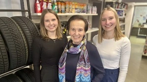 Stefanie und Anna Katharina Huber (21 und 22 Jahre) mit ihrer Oma Maria (85): „Eine Tankstelle muss alles sein. Café, Bäckerei, Supermarkt und Treffpunkt“