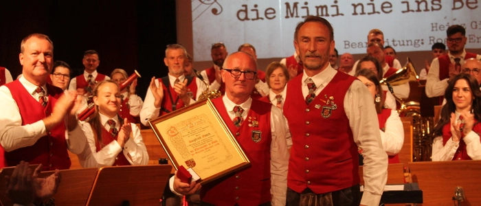 Gosch wurde die Ehrennadel durch Bürgermeister Deimel verliehen