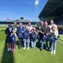 Gruppenfoto am Spielfeld: SV Teubl St. Johann in der Haide zu Gast beim TSV Hartberg