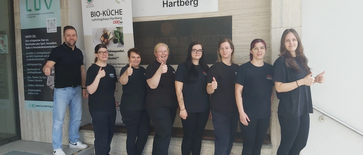 Das Küchenteam unter Leiterin Theresa Schweitzer und Stellvertreterin Karina Leikauf sowie Lehrlingshausleiter Wolfgang Kampl freuen sich über den „Grünen Teller“