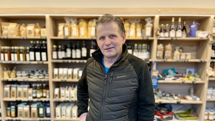Franz Kober in seinem Selbstbedienungsladen in Ilz: „Ich will das Vertrauen in Kundinnen und Kunden trotz mehrerer Zwischenfälle nicht verlieren“