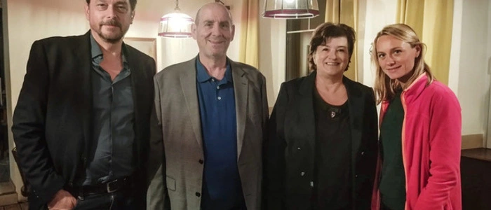 Die Steirer-Krimi-Darsteller Hary Prinz und Anna Unterberger mit Helmut Buchebner und Susi Rochus