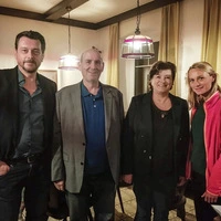 Die Steirer-Krimi-Darsteller Hary Prinz und Anna Unterberger mit Helmut Buchebner und Susi Rochus