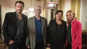 Die Steirer-Krimi-Darsteller Hary Prinz und Anna Unterberger mit Helmut Buchebner und Susi Rochus