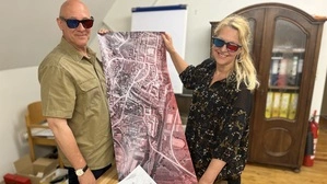Kriminalbeamter und Hobbyhistoriker Joe Posch mit Gaby Jedliczka vom Museum Pfeilburg