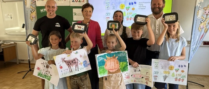 hinten: Schulmilchbauer Faist, Vizepräsidentin ÖR Maria Pein, Milchprinzessin Stefanie Gruber und Kammerobmann Herbert Lebitsch (v.l.), vorne: die Gewinner Emily Kaiser und Moritz Moosbacher (die beiden links)